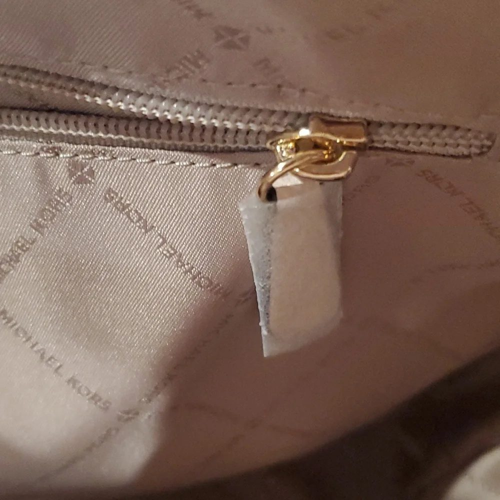 Michael Kors Charlotte Large Saffiano Bag - Picture 10 of 11